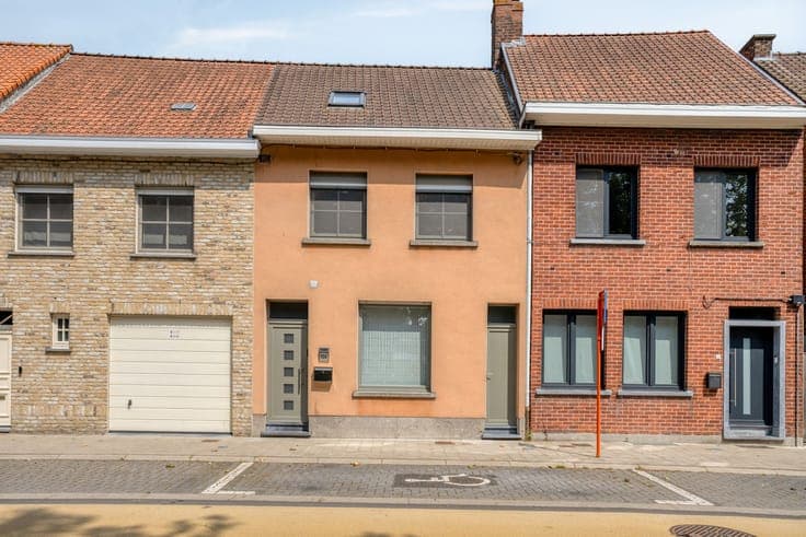 Ready to move in 3 bedroom house with city garden in Heule