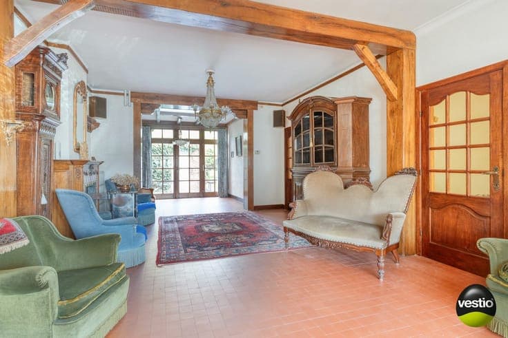 TE RENOVEREN WONING MET 3 SLAAPKAMERS EN GARAGE OP EEN RU...