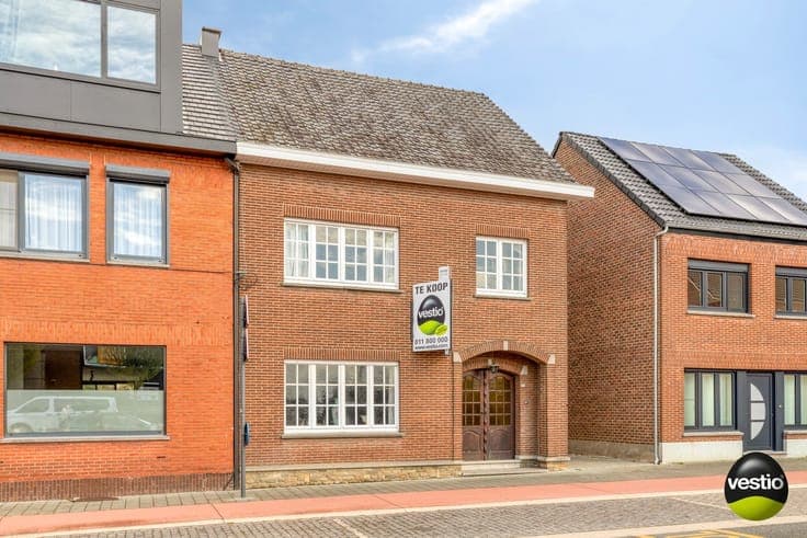 TE RENOVEREN WONING MET 3 SLAAPKAMERS EN GARAGE OP EEN RU...