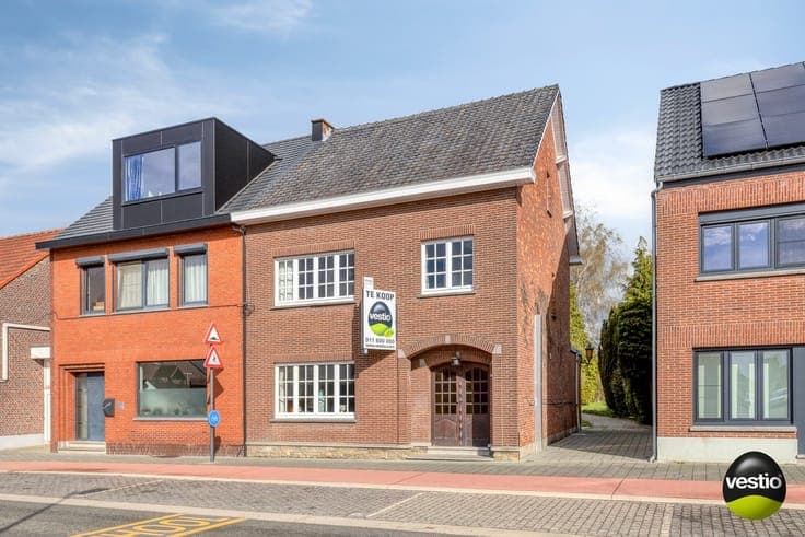 TE RENOVEREN WONING MET 3 SLAAPKAMERS EN GARAGE OP EEN RU...