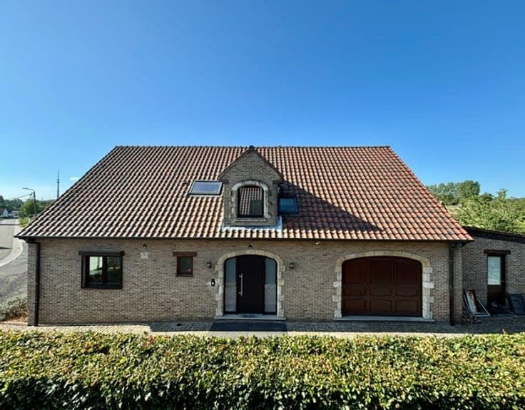 4-façade house, 3 bedrooms + 1 office space, 1200m² land