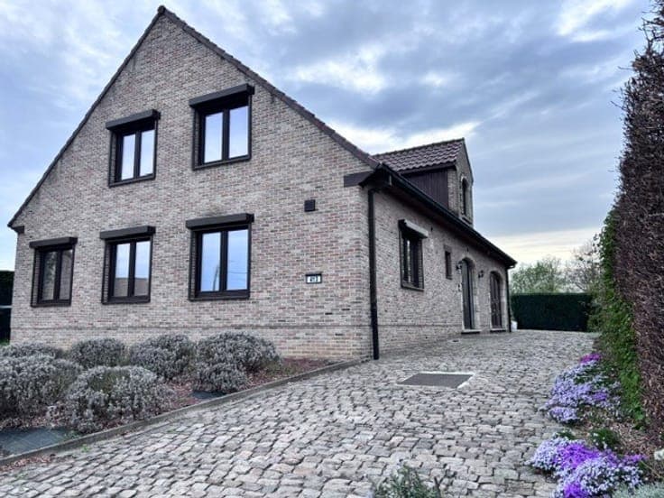 4-façade house, 3 bedrooms + 1 office space, 1200m² land