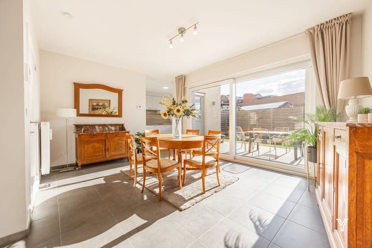 SEMI-DETACHED HOUSE WITH GARDEN AND GARAGE