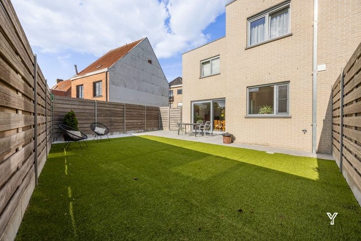 SEMI-DETACHED HOUSE WITH GARDEN AND GARAGE