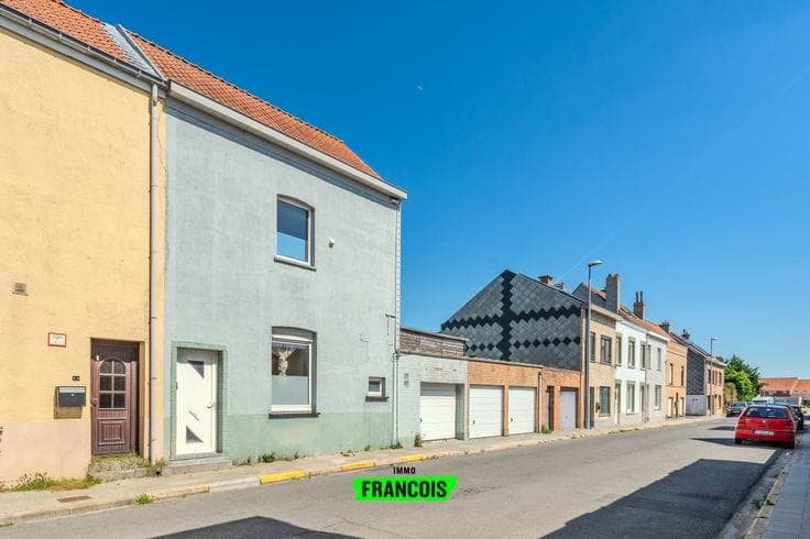 To-be-renovated terraced house with garage in the centre of…