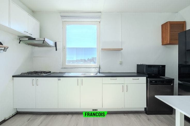 To-be-renovated terraced house with garage in the centre of…