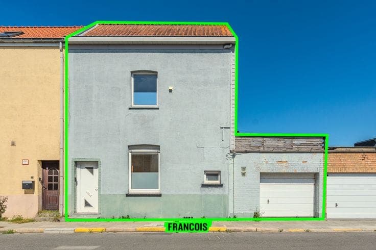 To-be-renovated terraced house with garage in the centre of…