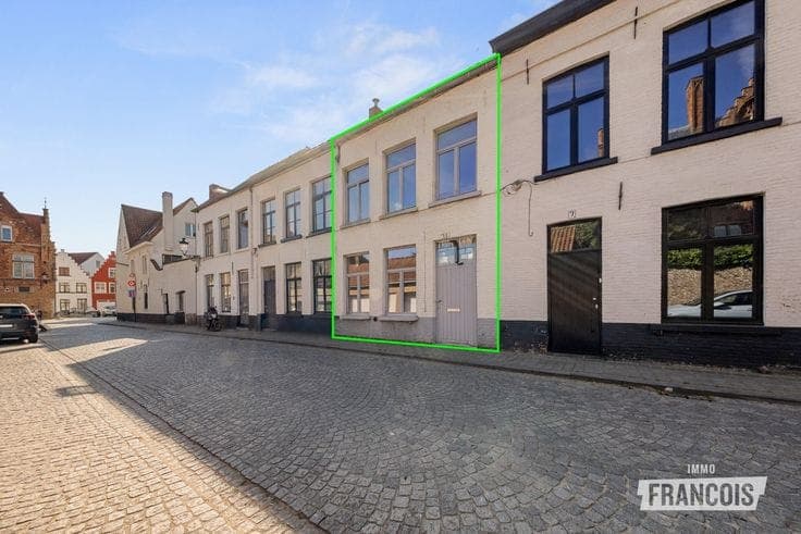 Move-in-ready and renovated townhouse with 3 bedrooms in Br…