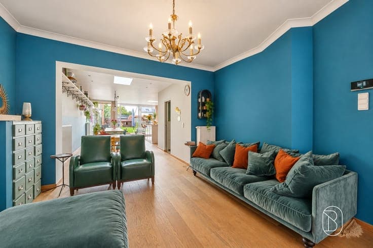 Spacious family home with 3 bedrooms, a garden, and a second