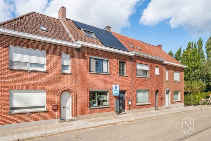 Spacious family home with 3 bedrooms, a garden, and a second