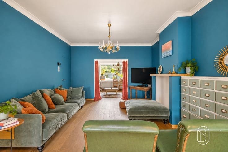 Spacious family home with 3 bedrooms, a garden, and a second