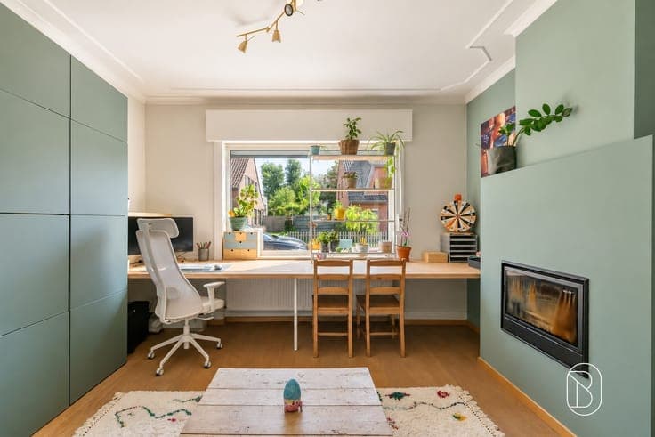 Spacious family home with 3 bedrooms, a garden, and a second