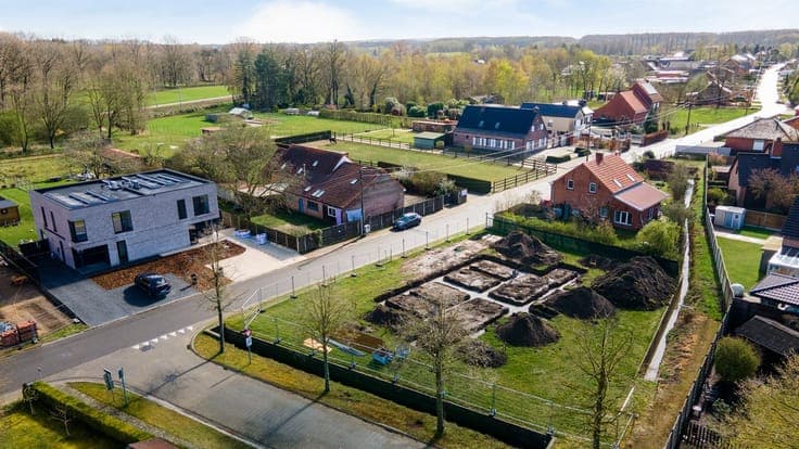Small new construction project with 2 semi-detached houses