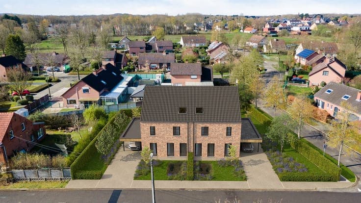 Small new construction project with 2 semi-detached houses