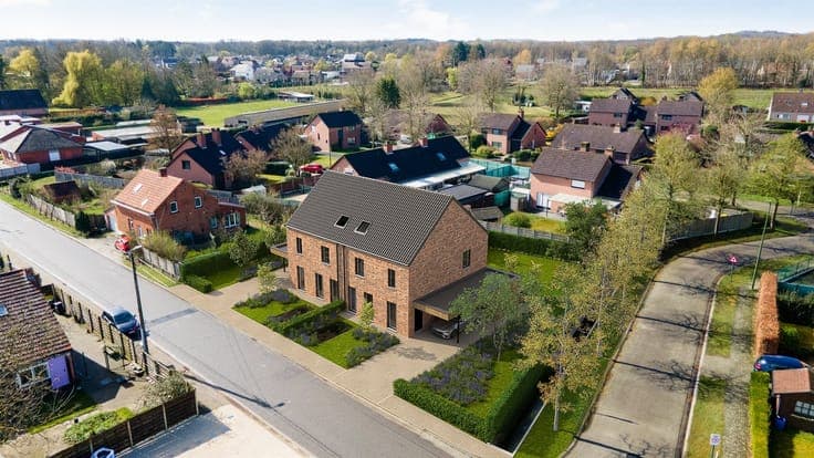 Small new construction project with 2 semi-detached houses