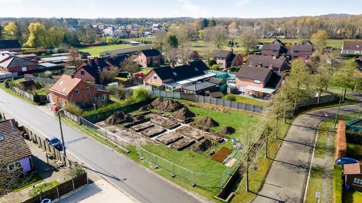 Small new construction project with 2 semi-detached houses