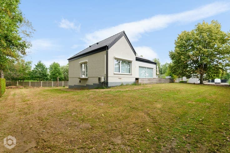 Instapklare woning met 4 slpkrs op perceel 18a22ca te Hei...