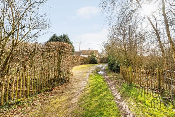 Farmhouse comprising commercial space and residence!