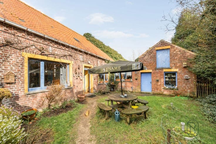 Farmhouse comprising commercial space and residence!