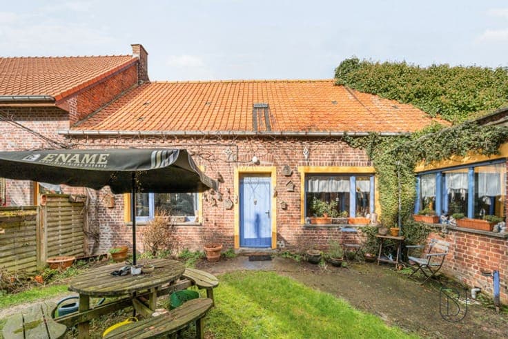 Farmhouse comprising commercial space and residence!