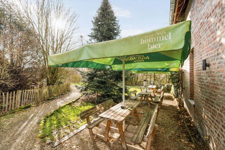 Farmhouse comprising commercial space and residence!