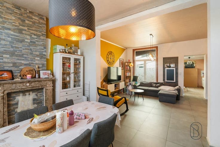 Semi-detached house with large garden close to all amenities