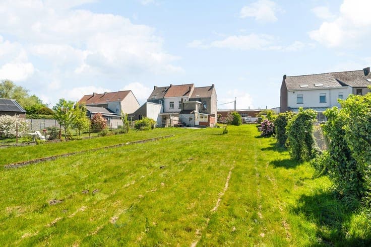 Semi-detached house with large garden close to all amenities