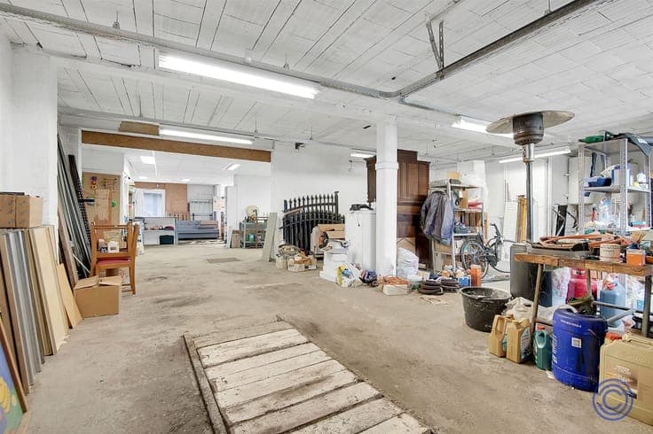 Gebouw ca. 420m² met verschillende ontwikkelingsmogelijkhede