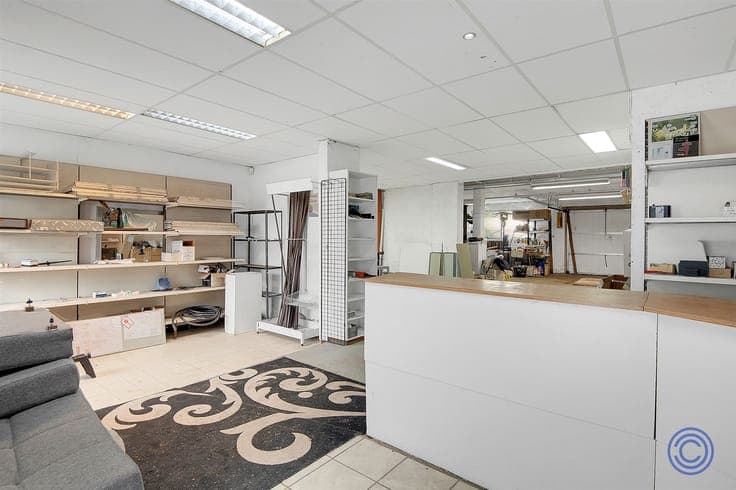 Gebouw ca. 420m² met verschillende ontwikkelingsmogelijkhede
