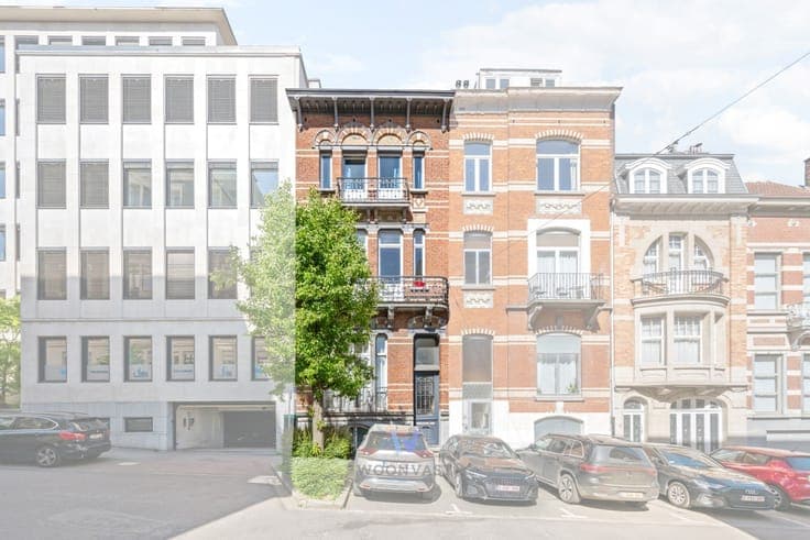 investment property with 3 uits and 3 garages