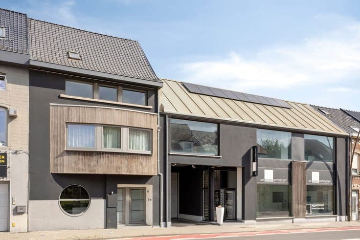 Spacious home (4 bedrooms) with retail space and warehouse i