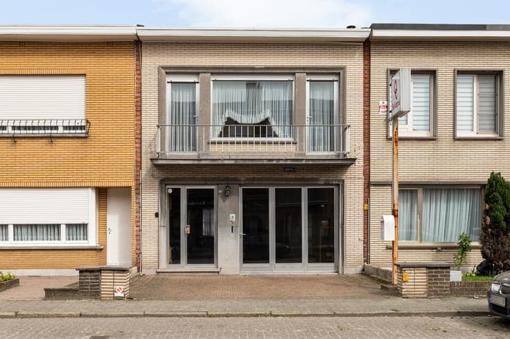 Te renoveren woning met 2 slpk., dubbele garage en tuin