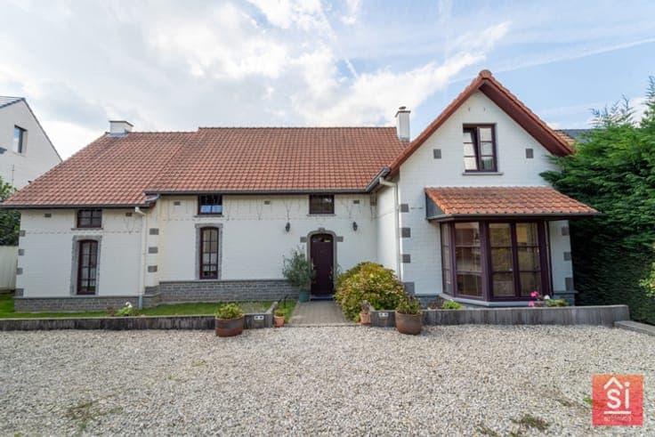 Charming 4-fronted house
