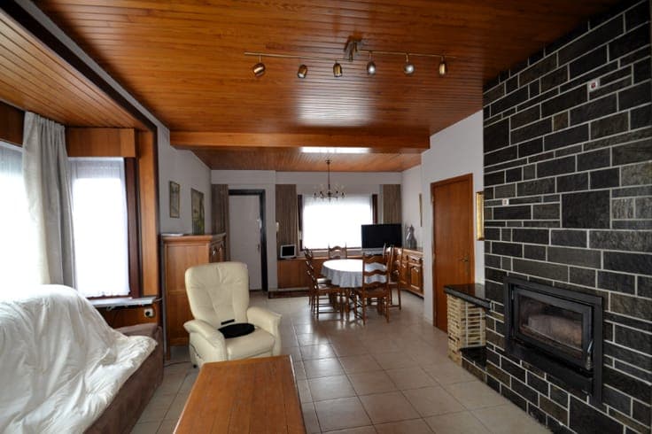 Halfopen woning met ruime garages, veel bergruimte en ver...