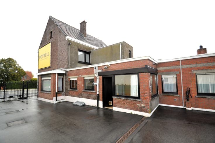 Halfopen woning met ruime garages, veel bergruimte en ver...