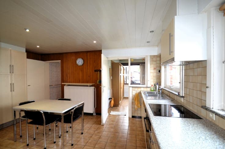 Halfopen woning met ruime garages, veel bergruimte en ver...