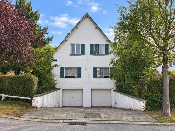 Prime residential area, spacious rooms, renovation potential