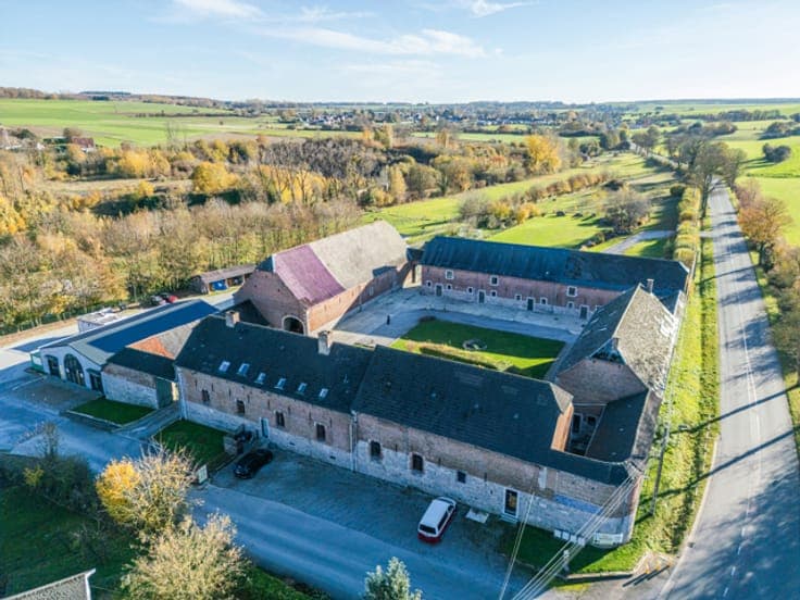Characterful real estate estate set on 5 hectares of land