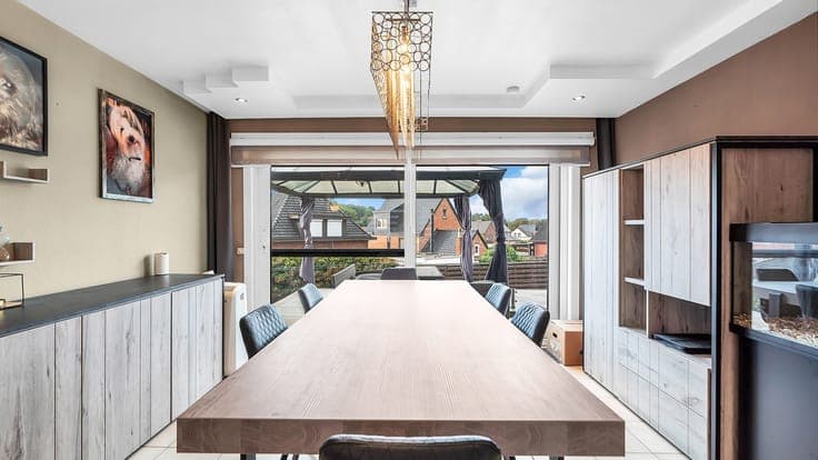 Ruime gezinswoning met 3 slaapkamers + bureel/slaapkamer ...