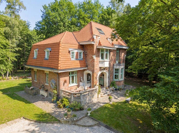 Exceptional villa with unique architecture on 54 ares