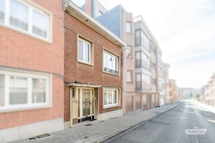 Spacious and light-filled family home with 5 bedrooms and a…
