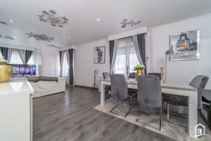 Centraal gelegen, licht op te frissen hoekwoning