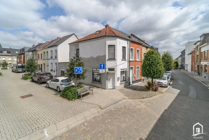 Centraal gelegen, licht op te frissen hoekwoning