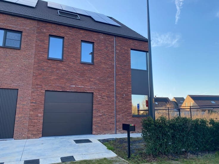 Nieuwbouw woning, VERKOOP ONDER 21% BTW, met 6 slaapkamer...