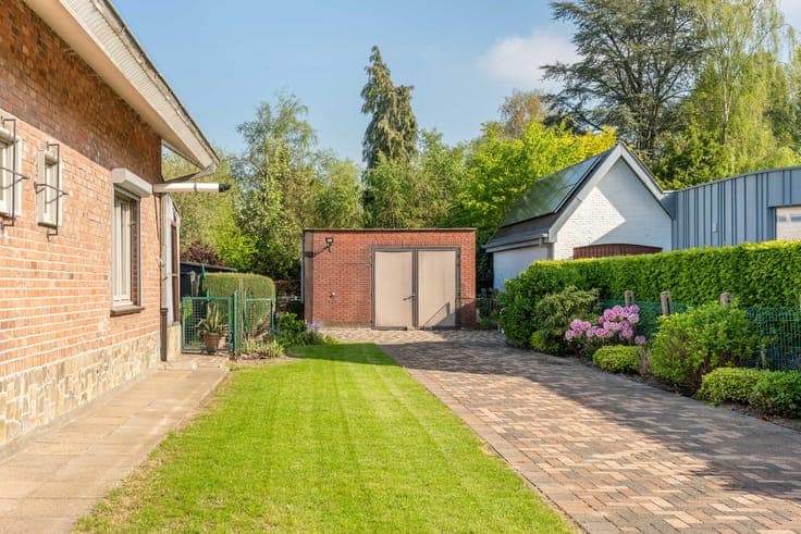 Ruime open bebouwing met grote tuin