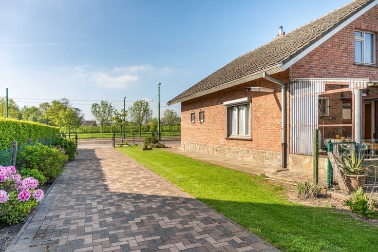 Ruime open bebouwing met grote tuin