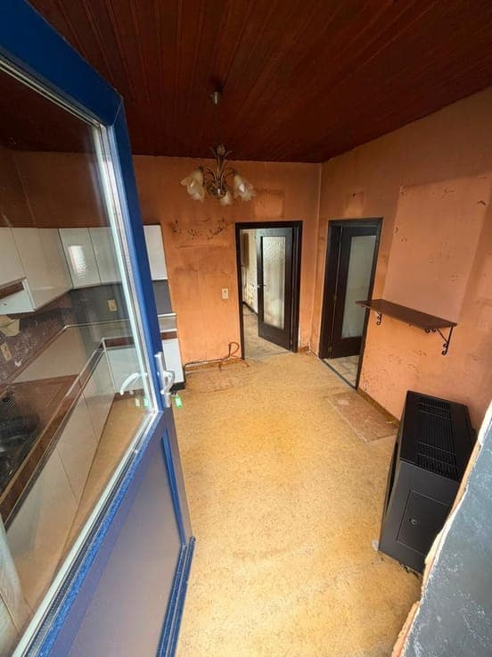Volledig te renoveren woning met woonkamer, keuken, zolde...