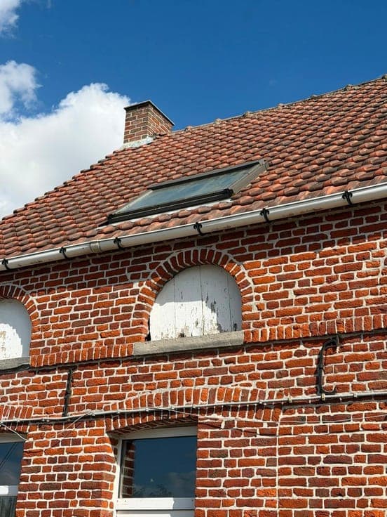 Volledig te renoveren woning met woonkamer, keuken, zolde...