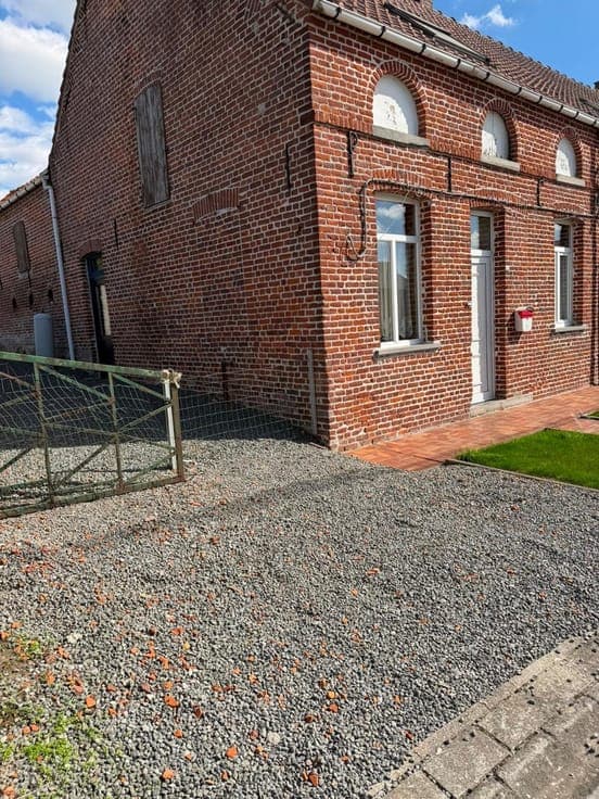 Volledig te renoveren woning met woonkamer, keuken, zolde...