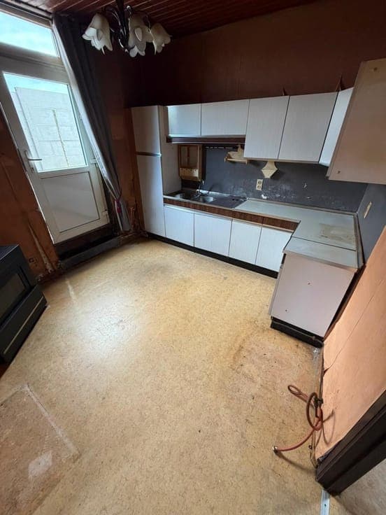 Volledig te renoveren woning met woonkamer, keuken, zolde...